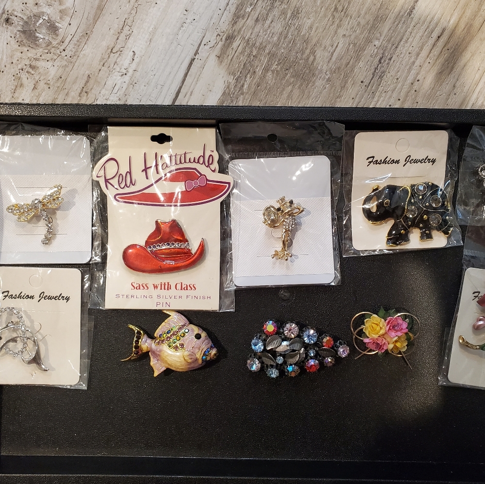 Lot of 10 brooches